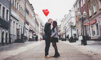 Find the differences: a couple kissing with balloons above them