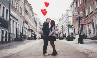 Find the differences: a couple kissing with balloons above them