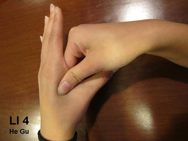 Acupressure for toothache: LI 4 pressure point