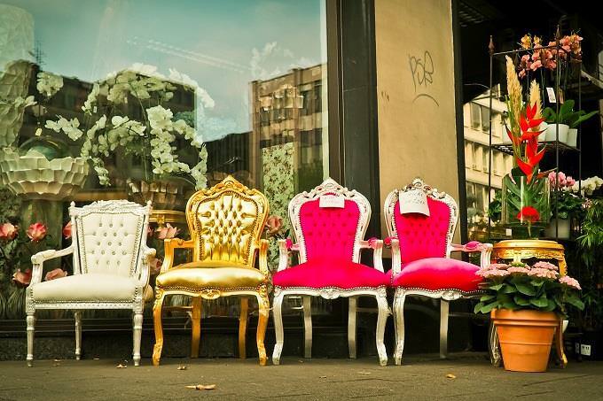 Personality test: potted plants and chairs at the entrance of a store