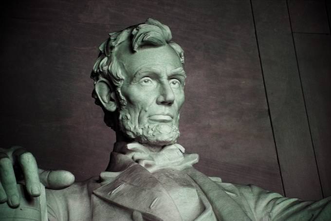 statue of Abraham Lincoln