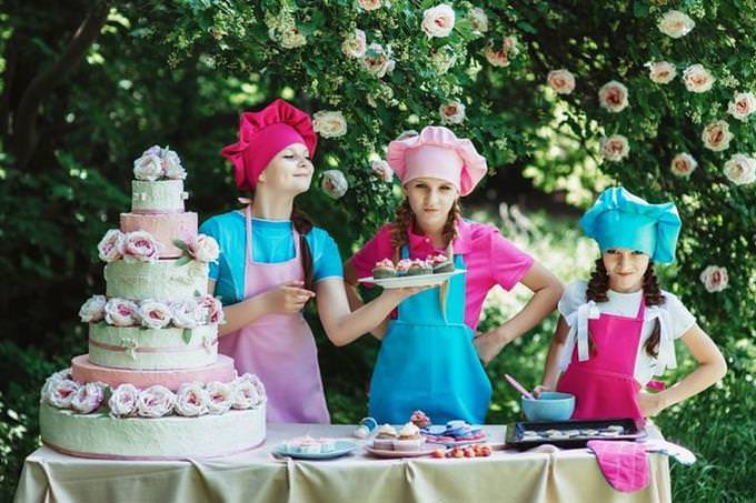 Girls with baker’s hats