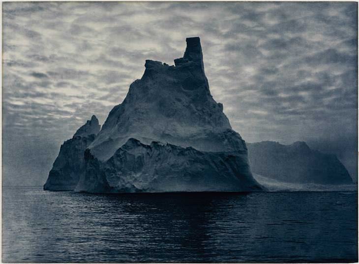 Una torreta radiante iluminada por el sol de medianoche de verano, cerca de 1912