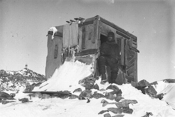 Bage en la entrada del Observatorio Astronómico, Antártida, 1911-1914