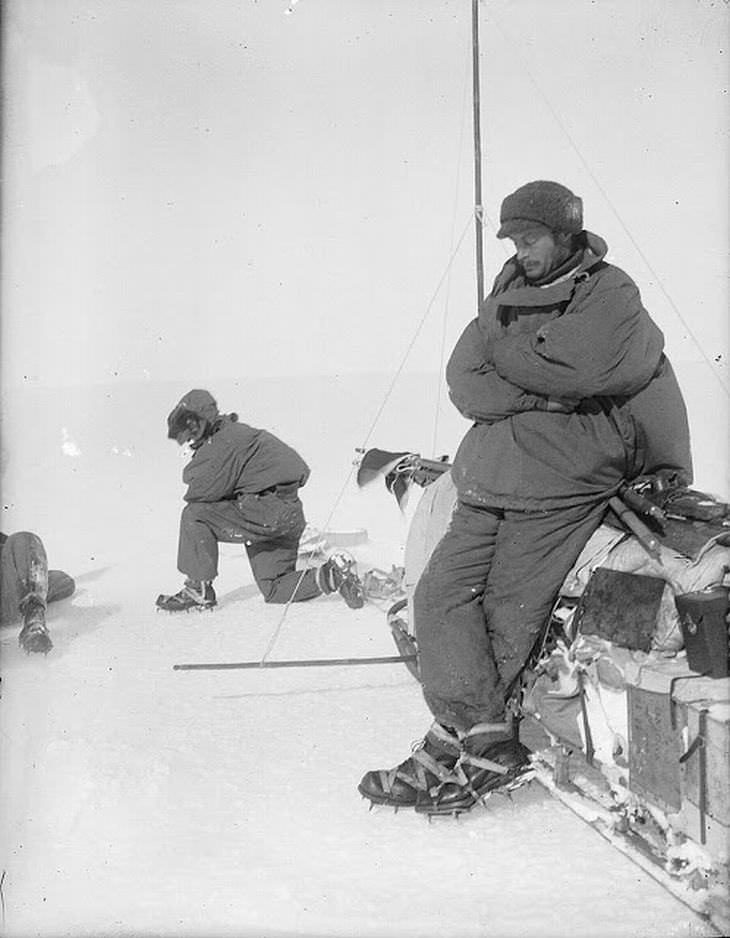 Mawson descansa al lado del trineo, hacia afuera en el primer viaje en trineo en Adelie Land, alrededor de 1912