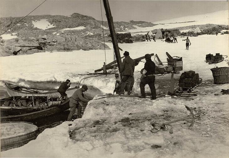 Descargando suministros en Cape Denison, 1911-1914