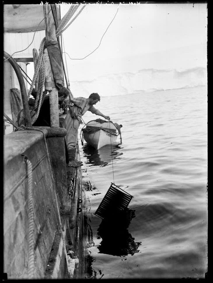 Frank Hurley lavando una película cinematográfica sobre "Aurora", hacia 1912