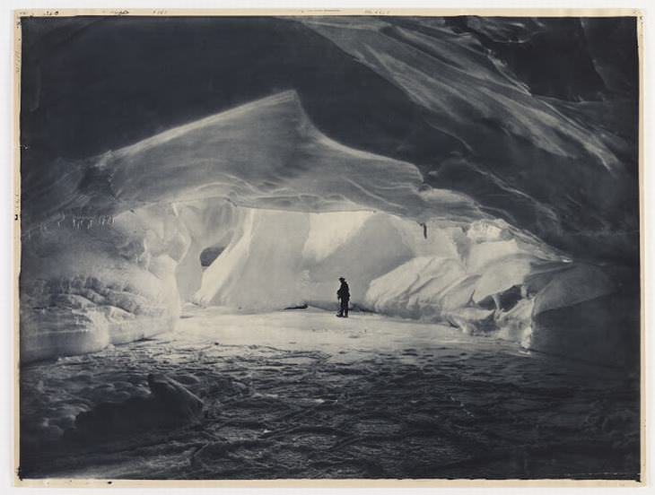 Caverna tallada junto al mar en una pared de hielo cerca de la Bahía de la Commonwealth, alrededor de 1912