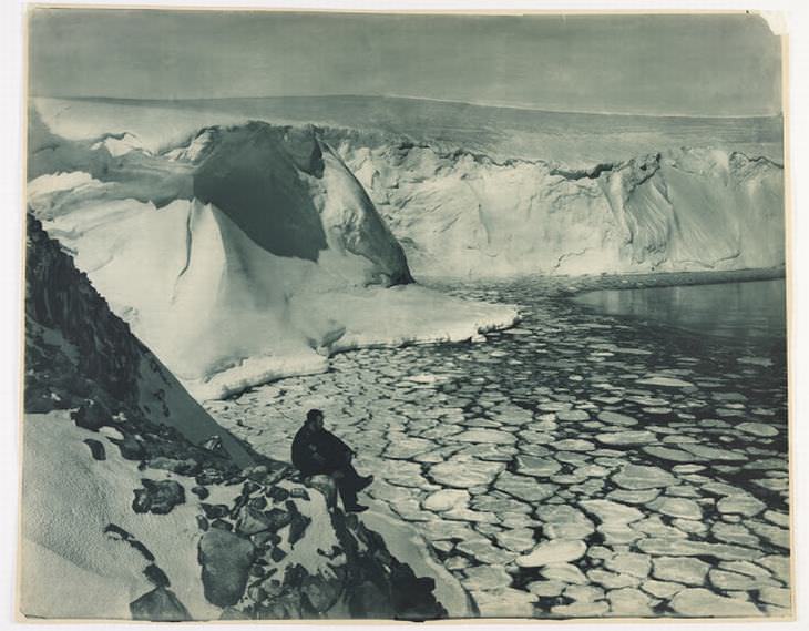 F. Bickerton observando el mar cerca de la Bahía de la Commonwealth, alrededor de 1912