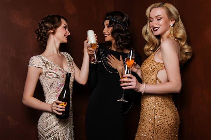 Women dressed in elegant clothes drinking champagne