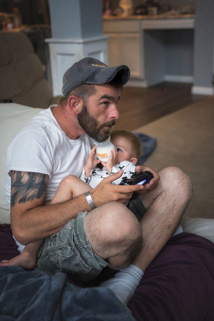 Fotos Que Demuestran El Amor De Los Padres Papá cuidando a su hijo y jugando videojuegos