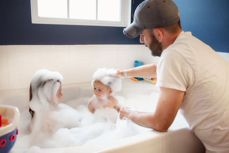 Fotos Que Demuestran El Amor De Los Padres Papá bañando a sus hijos