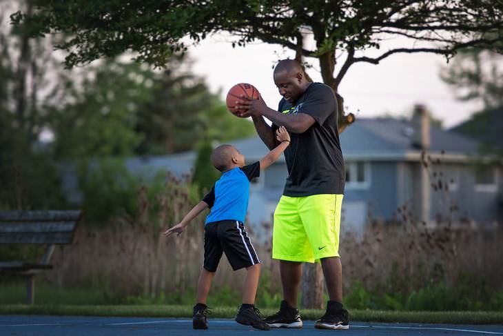 Fotos Que Demuestran El Amor De Los Padres Papá jugando básquetbol con su hijo