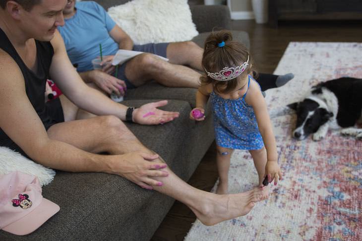 Fotos Que Demuestran El Amor De Los Padres Hija pintándole las uñas a su papá