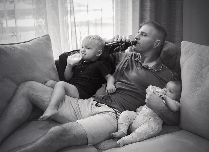 Fotos Que Demuestran El Amor De Los Padres Papá bebiendo cerveza y sus hijos biberón