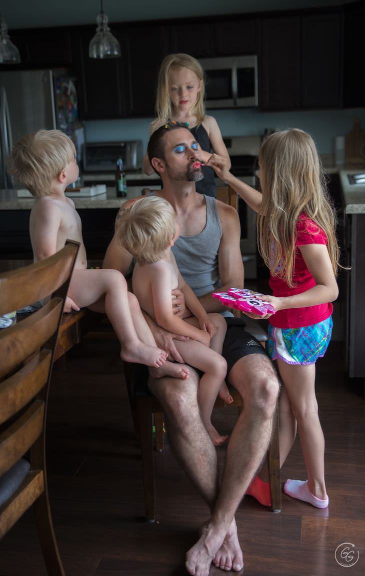 Fotos Que Demuestran El Amor De Los Padres Hijos maquillando a su papá