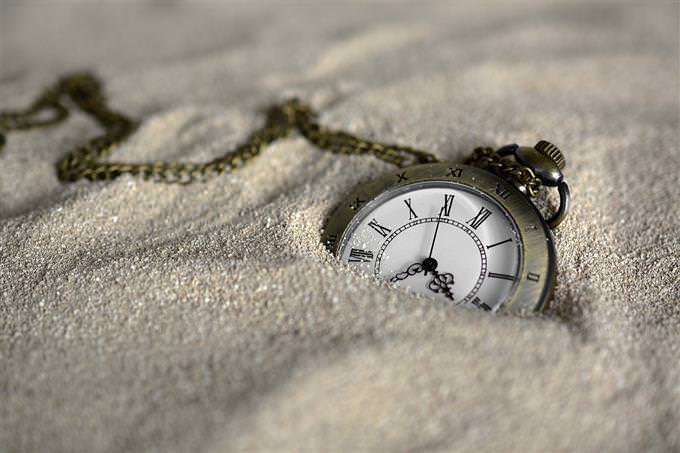 A clock in the sand