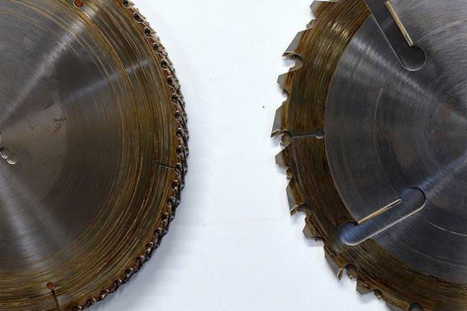 A single saw blade and a round blade, side by side