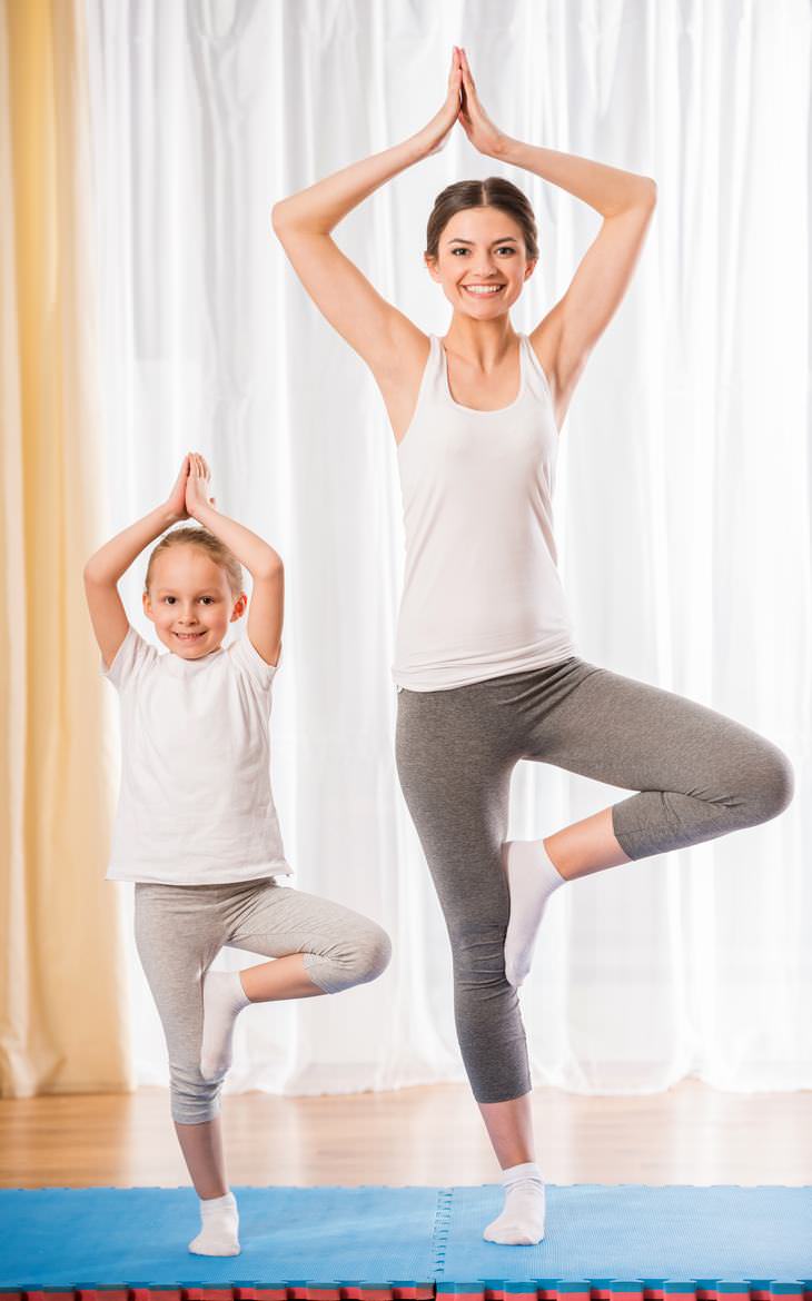 Woman standing in tree pose and meditating during yoga session. 3D  illustration Stock Photo - Alamy