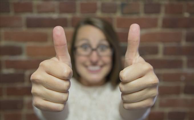 woman giving 2 thumbs up