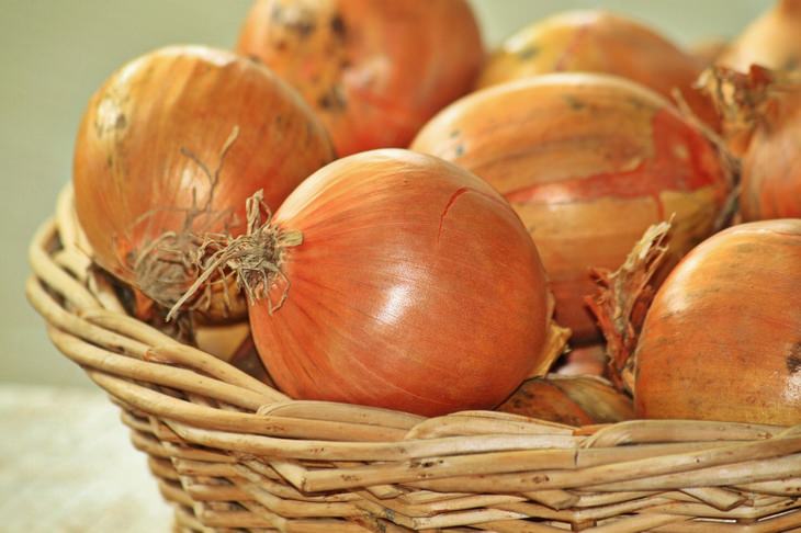 a basket of onions