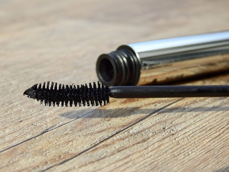 Decluttering Tips for the Home Old Mascara Wands