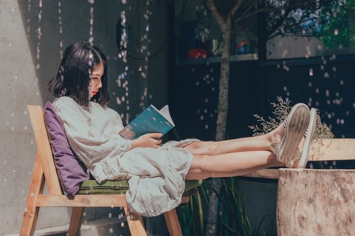 Myths About Introverts and Extroverts girl reading a book