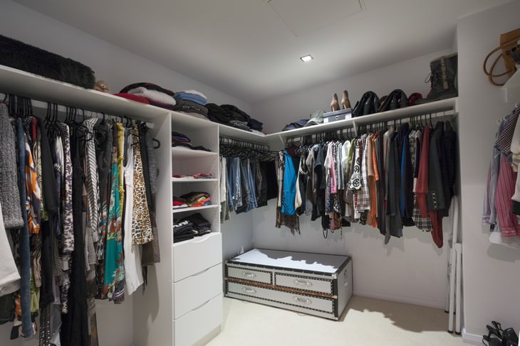 Organization Hacks to Declutter Your Closet wardrobe