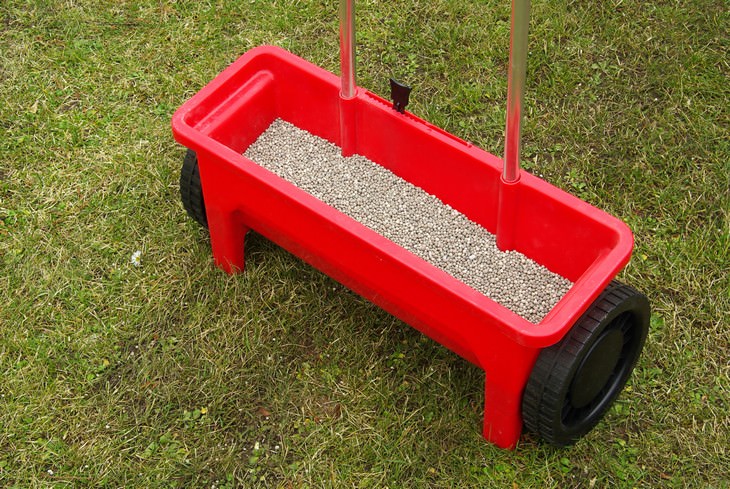 winter lawn care tips Fertilizing tool