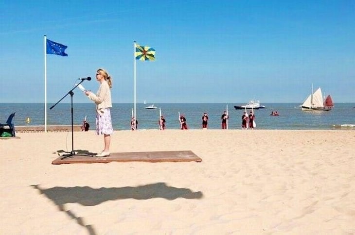 optical illusions flying carpet lady reading speech