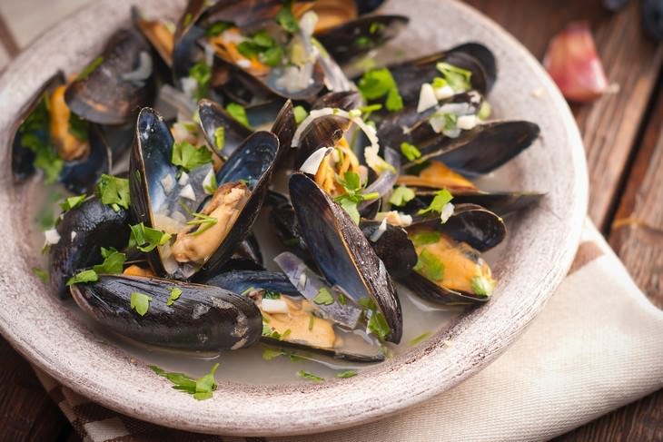 healthy foods that can be toxic mussels on a plate