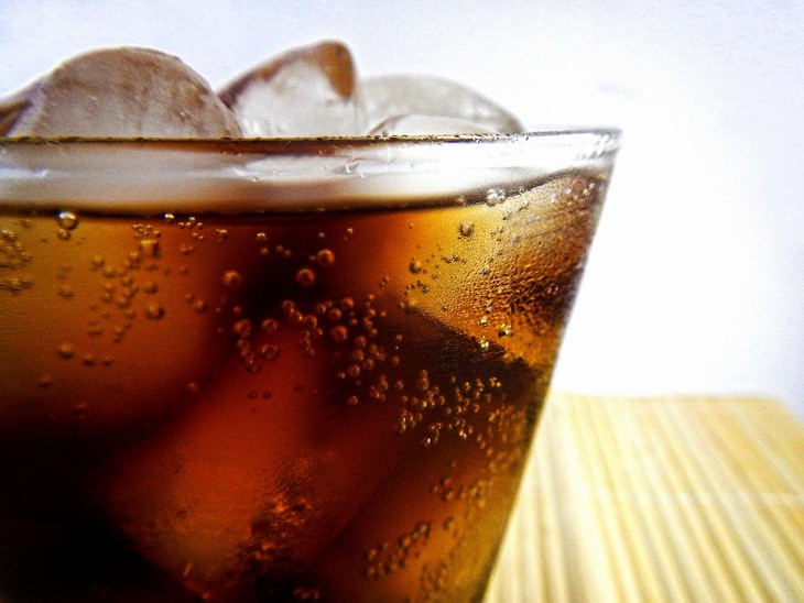 traveler's bloating causes and fixes a glass of coke