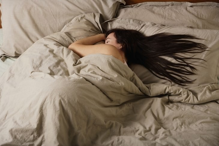 bad habits for skin and hair woman sleeping