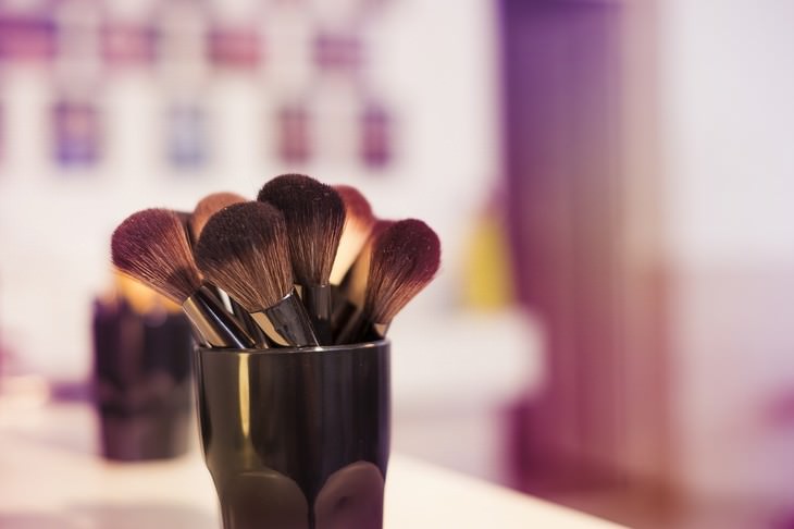 bad habits for skin and hair brushes