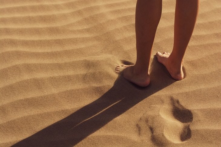 weird beneficial habits barefoot feet digging into sand