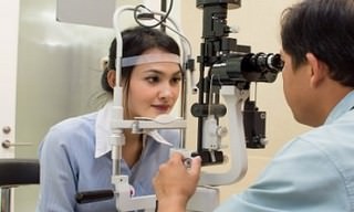 Eyesight health tips: woman eyesight check