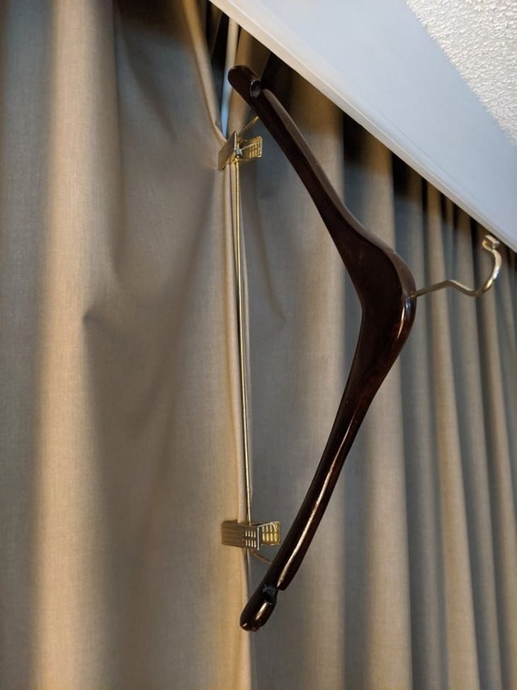 packing and hotel tricks curtains hanger closing hack