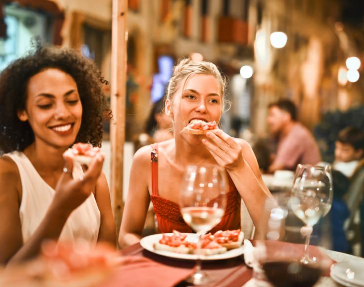 Heavy Evening Meals Affect Women’s Heart Health women eating out pizza