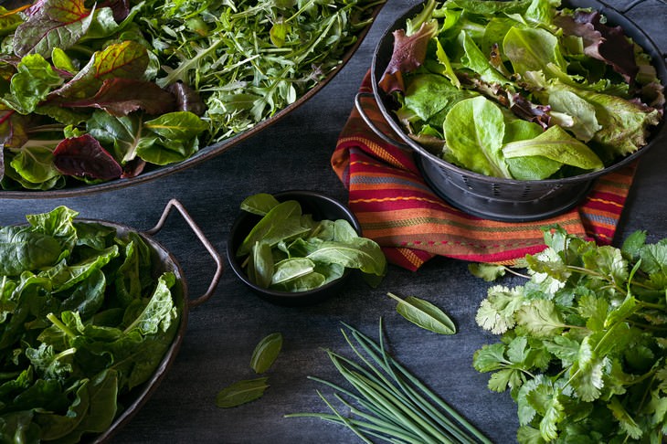 10 Foods That The World’s Longest Living People Eat Leafy Greens