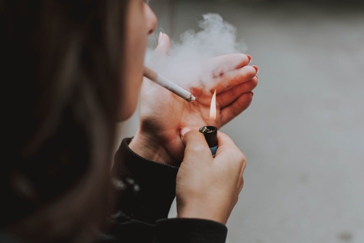 Habits Bad for Eyes woman smoking