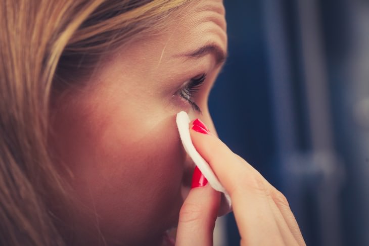 Habits Bad for Eyes woman removing eye makeup