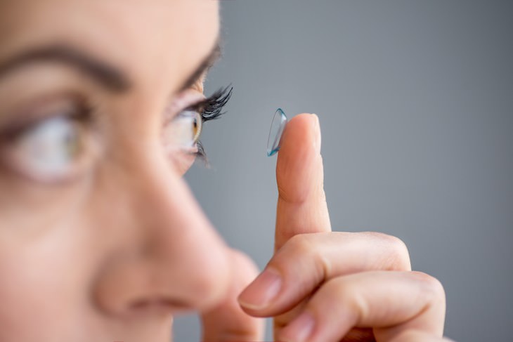 Habits Bad for Eyes woman putting on contacts