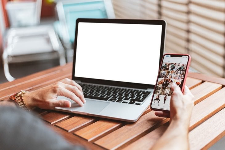 Habits Bad for Eyes man using a laptop and a smartphone simultaneously