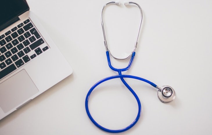 15 questions to ask doctor during exam stethoscope on the table next to a laptop