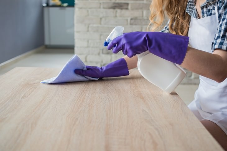 6. Uso de productos de limpieza en los muebles cada vez que limpia