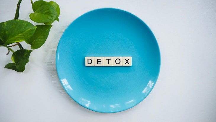 health myths of the 2010's plate with detox
