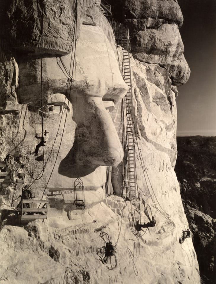 historical photos: The first stages of sculpting the head of President Abraham Lincoln on Mount Rushmore - 1927.