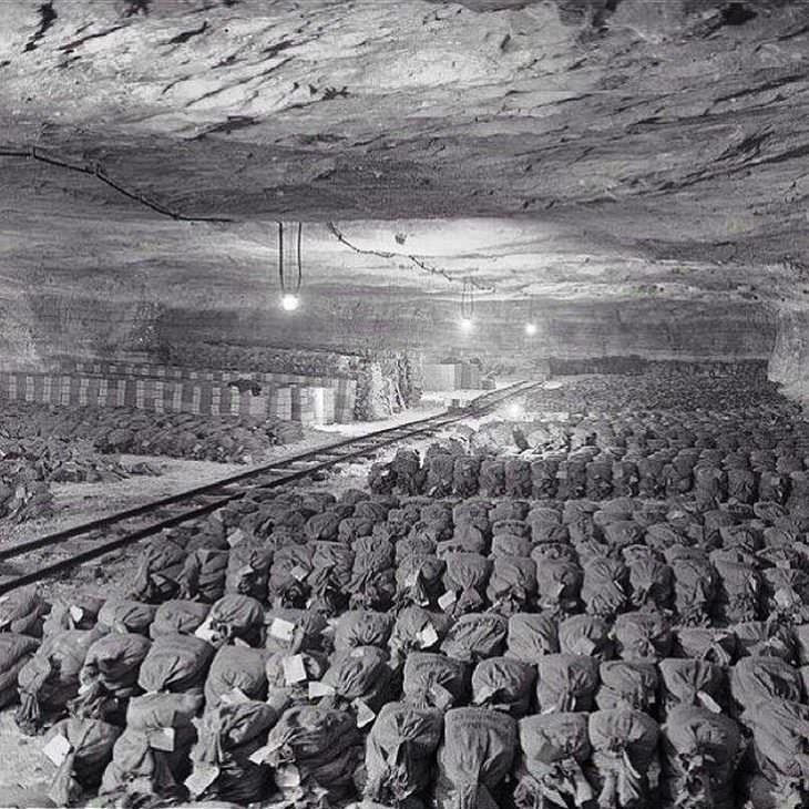 historical photos:Over 7,000 sacks of gold and silver that the Nazis stole from civilians in an underground safe - 1945.
