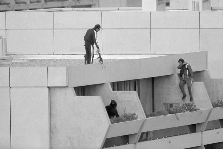 historical photos: Police disguised as athletes, preparing to attack the terrorists who took Israeli athletes hostage at the Munich Olympics - September 1972.