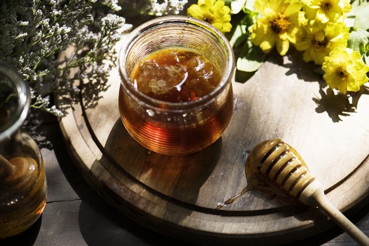 Health Benefits of  Manuka Honey ajar of manuka honey